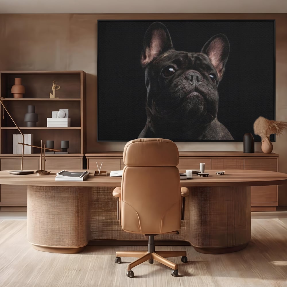 Tablou canvas cu tablou canvas cu bulldog in umbra, in rama de aluminiu negru, pe perete intr-un birou
